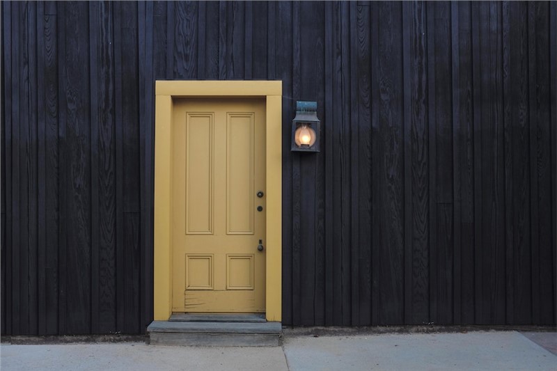 Fiberglass vs. Wood Doors: cost, durability, maintenance, and look